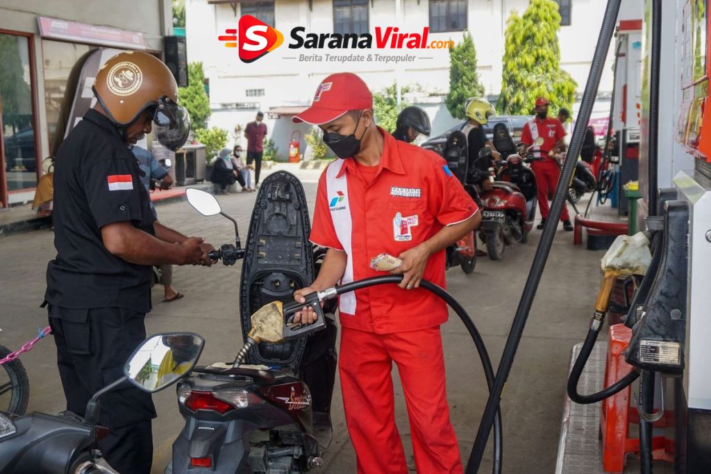 Antrian kendaraan di SPBU setelah kenaikan harga BBM 1 Maret 2026