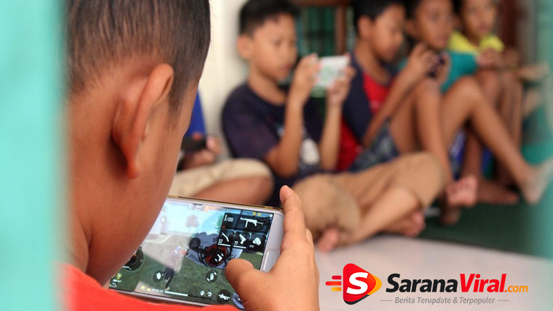 anak bermain smartphone