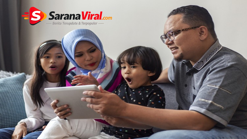 orang tua mengawasi anak bermain gadget
