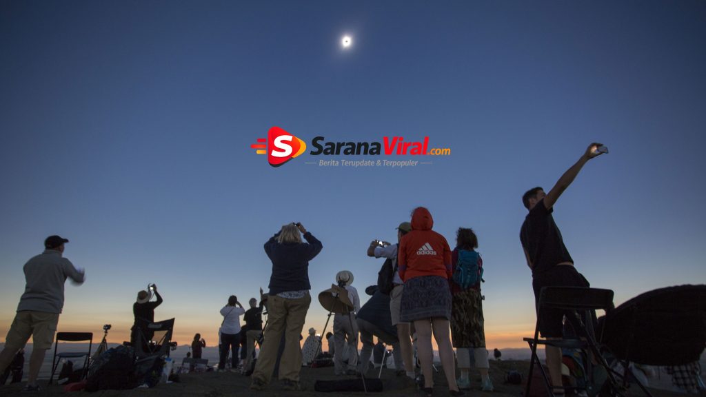Masyarakat Indonesia menyaksikan Gerhana Bulan Total 3 Maret 2026