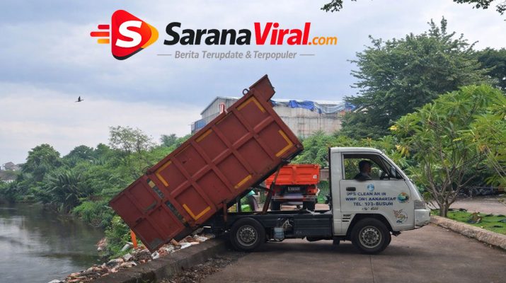video truk sampah buang ke sungai