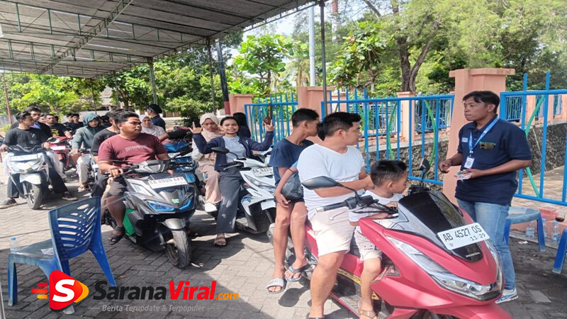 antrean wisatawan di pintu masuk
