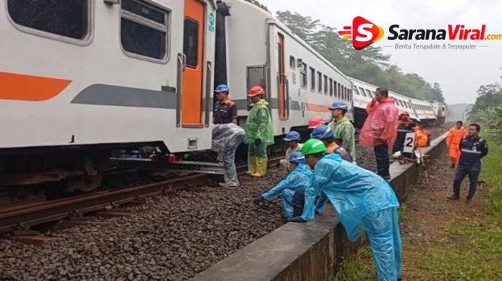 KA Bangunkarta anjlok di jalur rel dengan gerbong miring dan petugas evakuasi di lokasi