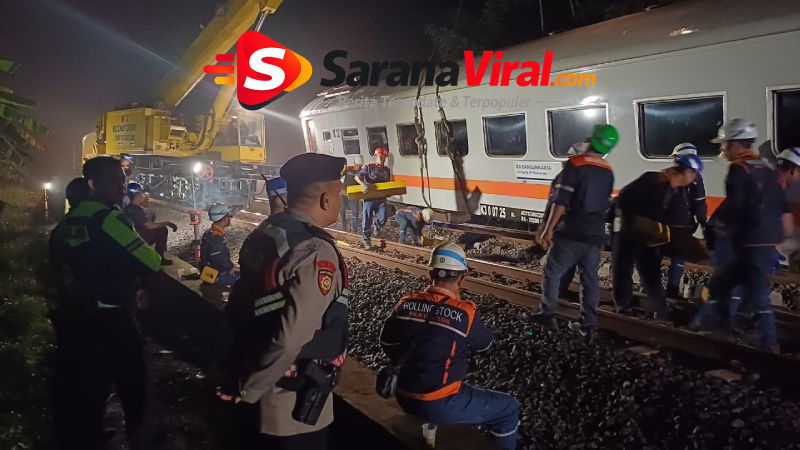 petugas memperbaiki jalur rel setelah insiden 