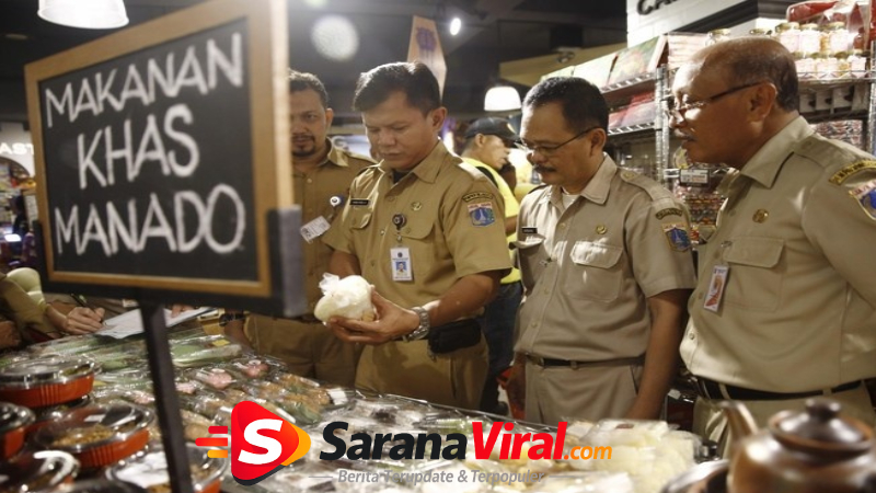 petugas melakukan sidak makanan