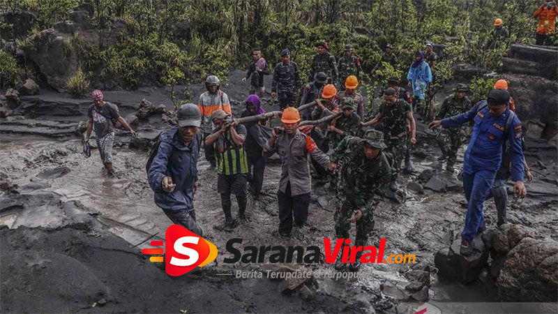 abu vulkanik gunung dukono menutupi desa