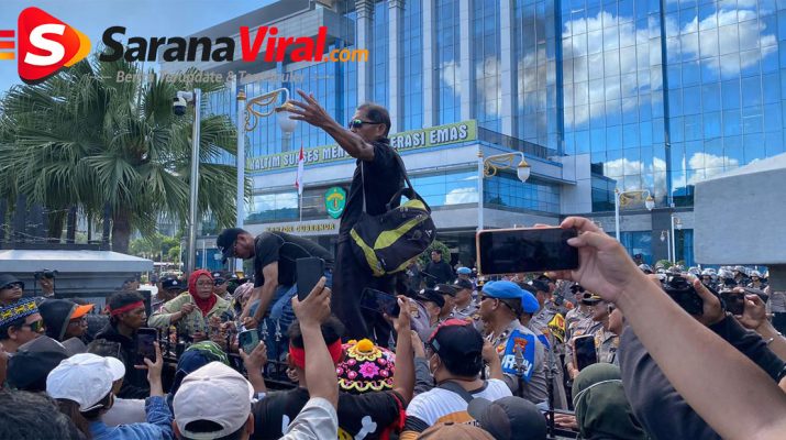 Massa aksi demo Kaltim menuntut Rudy Mas'ud mundur