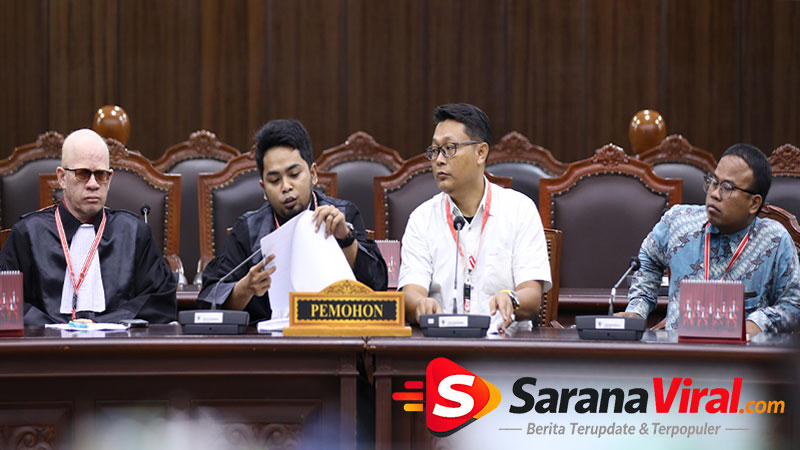 Hakim Mahkamah Konstitusi membacakan putusan UU IKN
